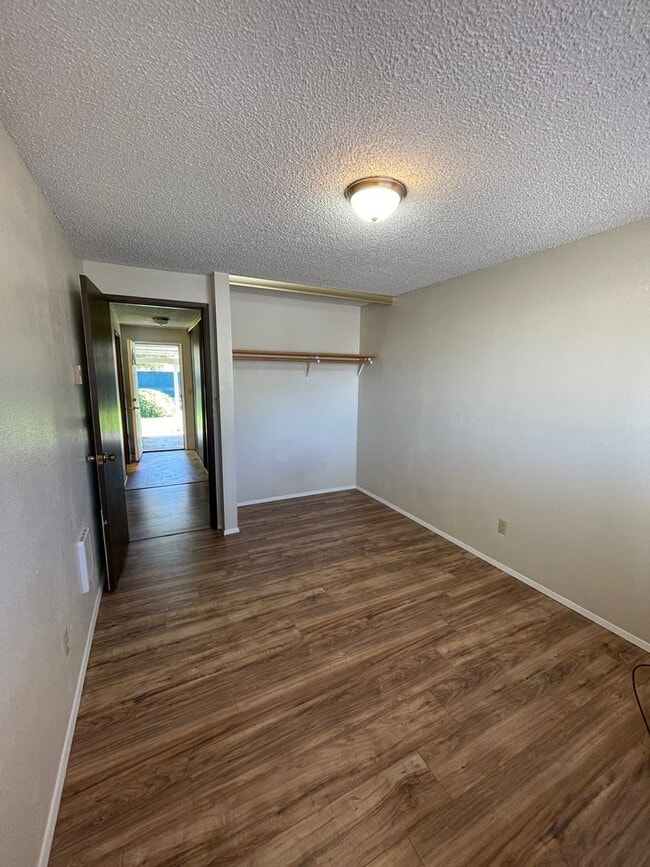 Building Photo - Hard to find 2 bdrm, 1.5 bath unit with wa...