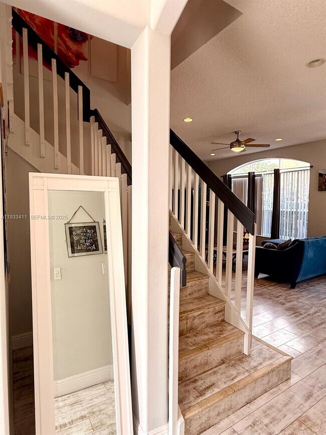 Building Photo - 3729 SW 51st St