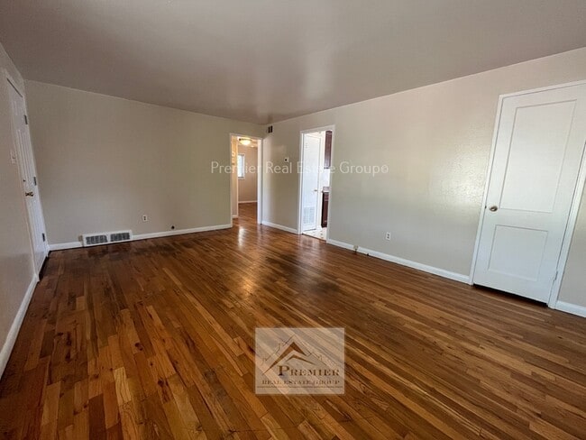 Building Photo - 407 Glen View Ct