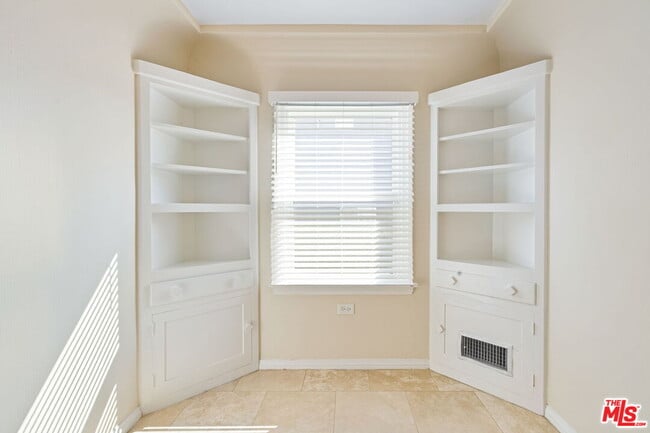 Building Photo - 2148 Prosser Ave