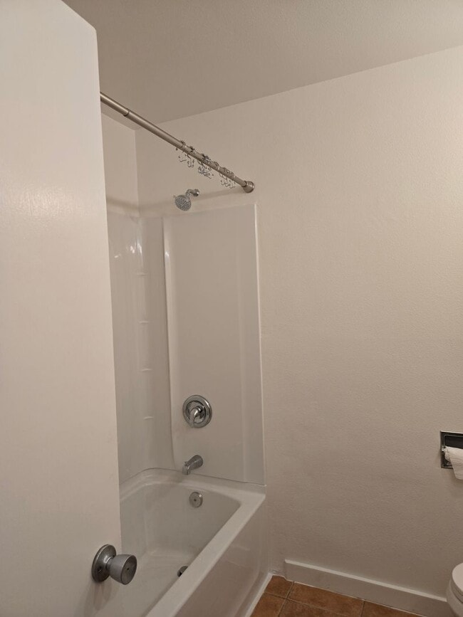 Building Photo - Single level 3 bed, 2 bath home centrally ...