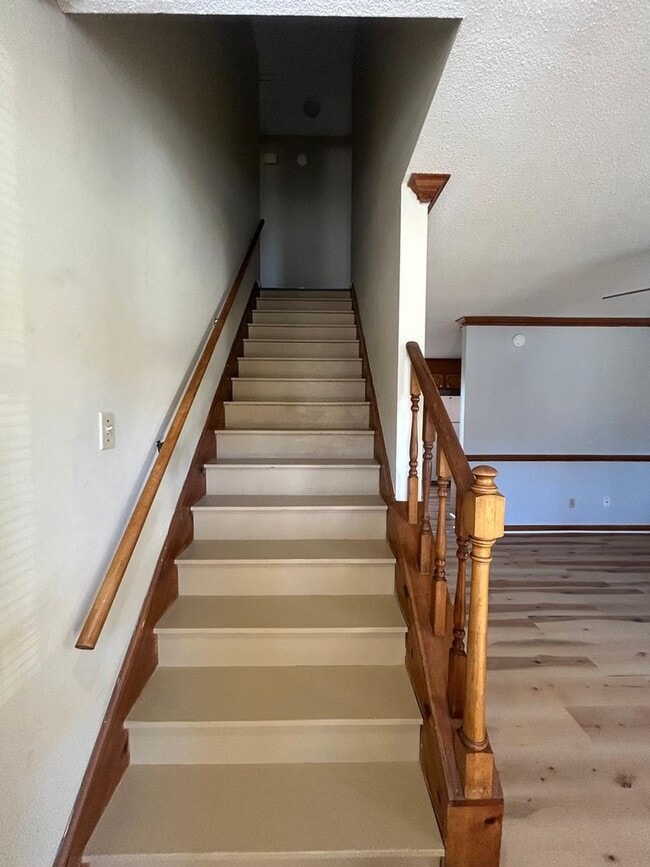 Building Photo - 10 Crescent Ln