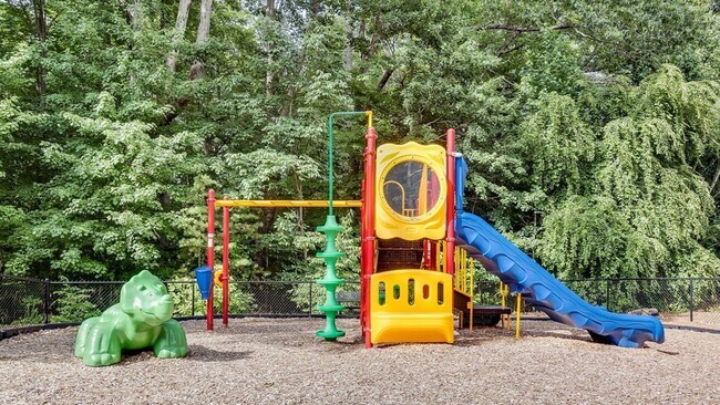 Building Photo - 900 Crowne Park Dr