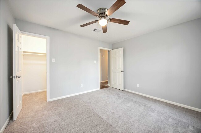 Building Photo - 3823 Fernglade Dr