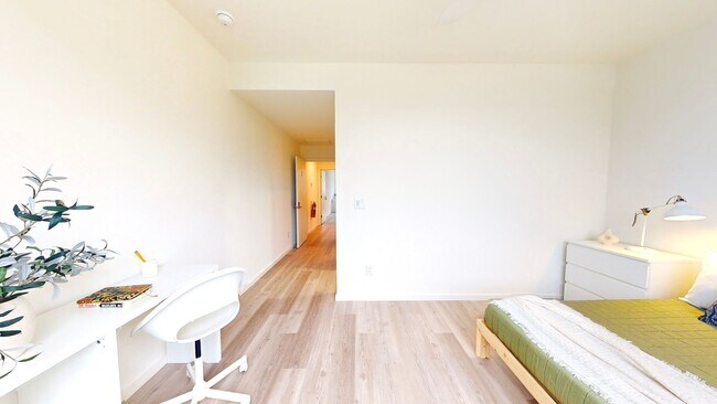 Building Photo - Professional Coliving - Private Room & Wal...