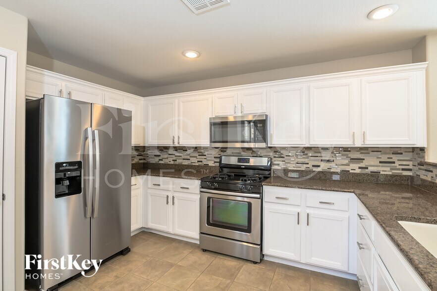 Building Photo - 5717 Old Colony Dr