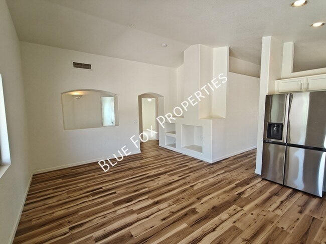 Building Photo - 600 E River Walk Dr