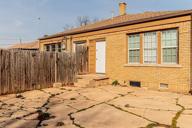 Building Photo - 2 Bed 1 Bath Duplex in NE OKC