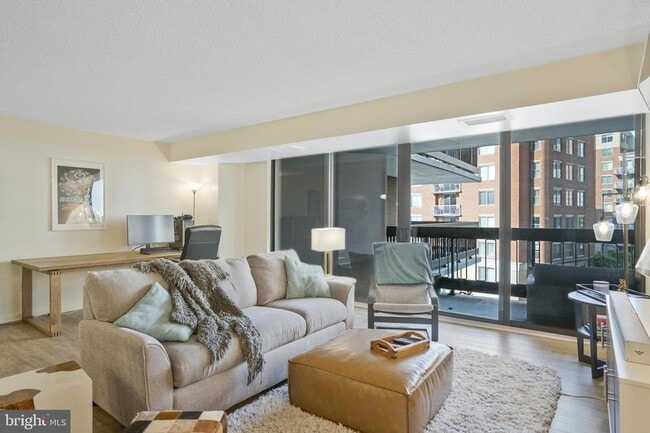 Building Photo - 3800 Fairfax Dr