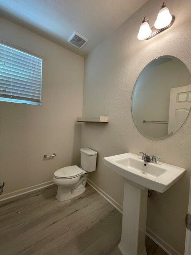 Building Photo - Gorgeous 4 Bed Located in Great Gated Community