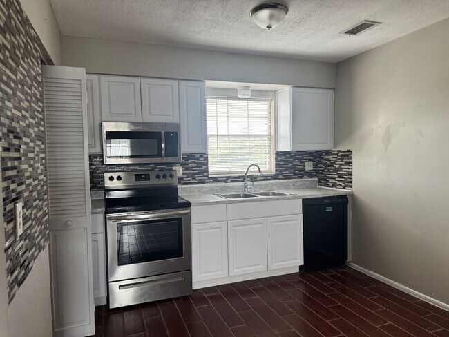 Building Photo - 1 Bed/1 Bath Second Floor Condo in recently renovated apartment community!