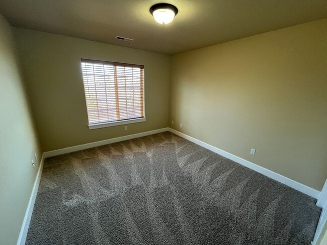 Building Photo - Beautiful and Spacious 4 Bed/2.5 Bath Home in NW Bend