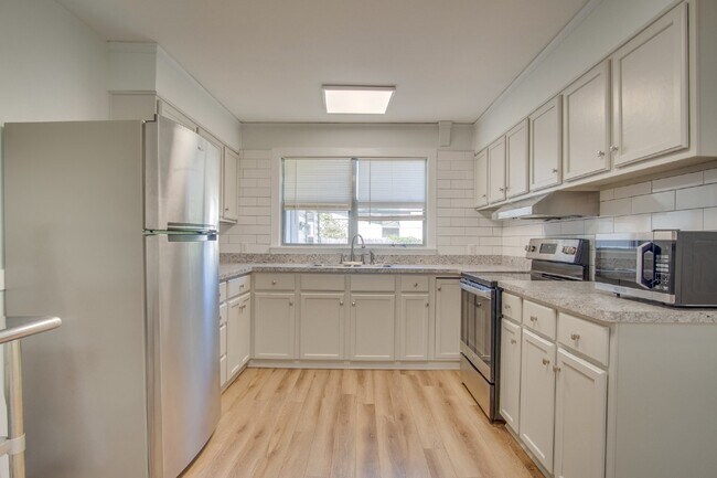 Building Photo - Centrally Located Pensacola 3BR/2BA Home Near Cordova Mall, Pensacola International Airport, Hosp...