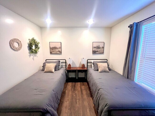 Building Photo - 707 Bagwell Ct