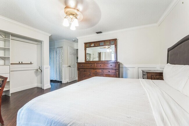 Building Photo - 2924 NW 69th Ct