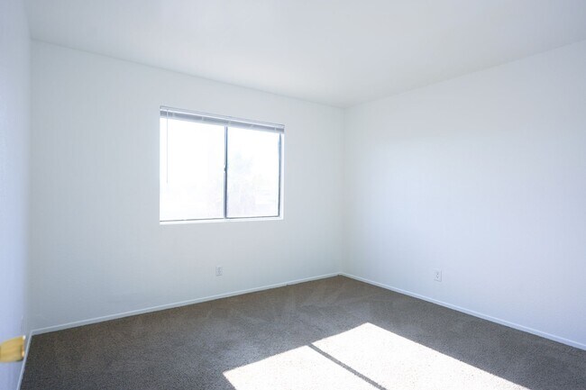 Building Photo - Stunning 3 Bed / 2.5 Bath Home w/ Loft, Two-Story Atrium & Remodeled Kitchen