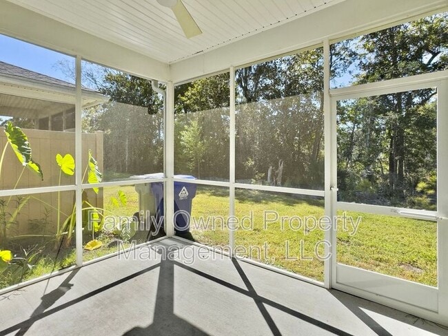 Building Photo - 7785 Park Gate Dr