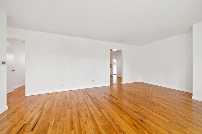 Building Photo - 330 E Jersey St