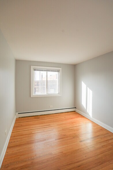 Building Photo - 6106 N Kenmore Ave