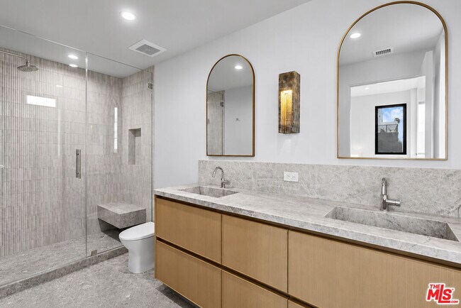 Building Photo - 428 Arnaz Dr