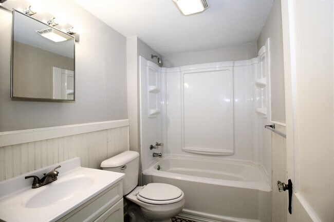 Building Photo - 707 E 72nd St