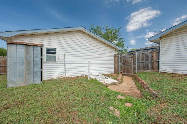 Building Photo - 205 Lincoln St