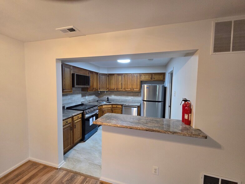 Building Photo - 6 Canterbury Ct