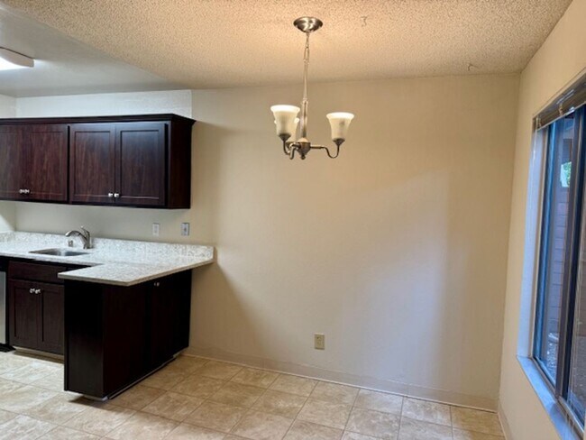 Building Photo - Wonderful lower level 2 bedroom, 1 bath co...