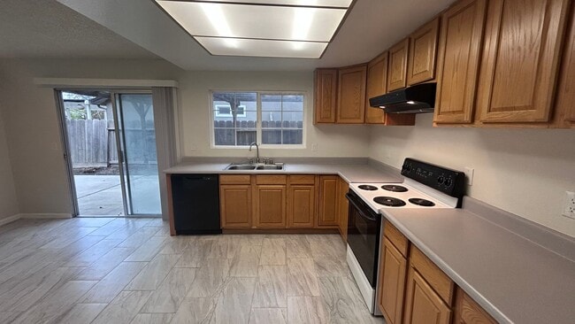 Building Photo - 1917 Coral Oak Ct