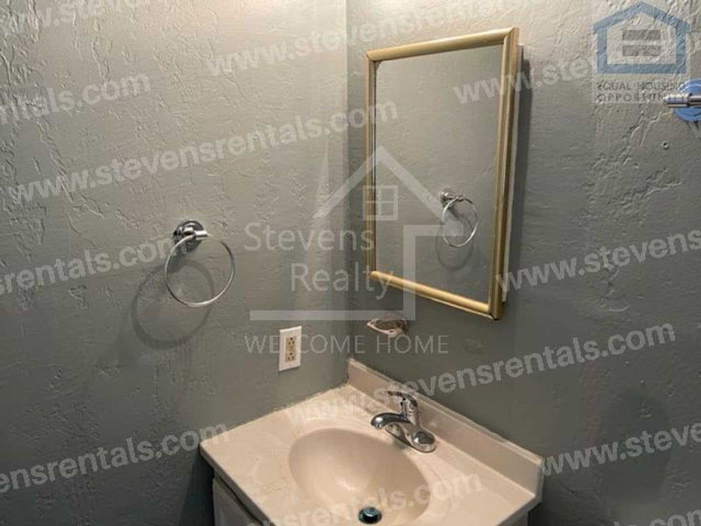 Building Photo - 426 NW Greenmeadow Dr