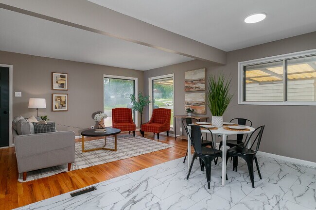 Building Photo - "Charming 3-Bedroom Retreat in St. Louis with Spacious Living!"
