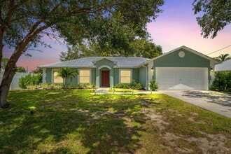 Building Photo - 522 SW S Quick Cir