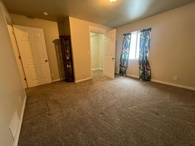 Building Photo - Payson Downstairs Apartment