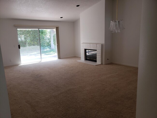 Building Photo - 136 Desert Falls Dr E