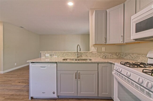 Building Photo - 401 Hedgewood Dr