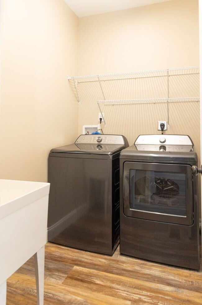 Building Photo - Condo Living 26 Hundred sq Ft!!