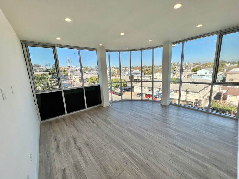 Building Photo - 3355 Overland Ave