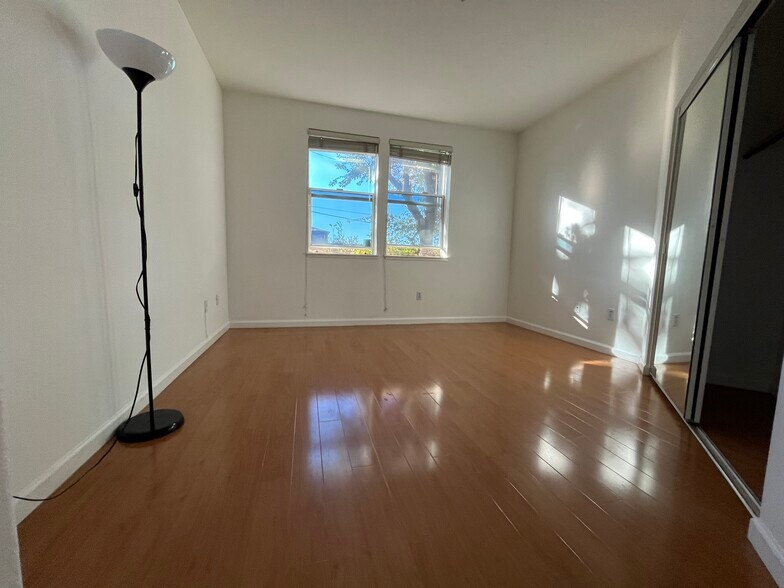 Building Photo - 903 Sunrose Ter