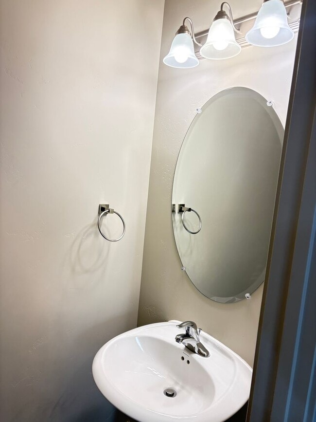 Building Photo - BEAUTIFUL TOWNHOME!