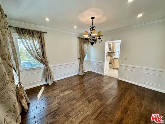 Building Photo - 128 S Swall Dr