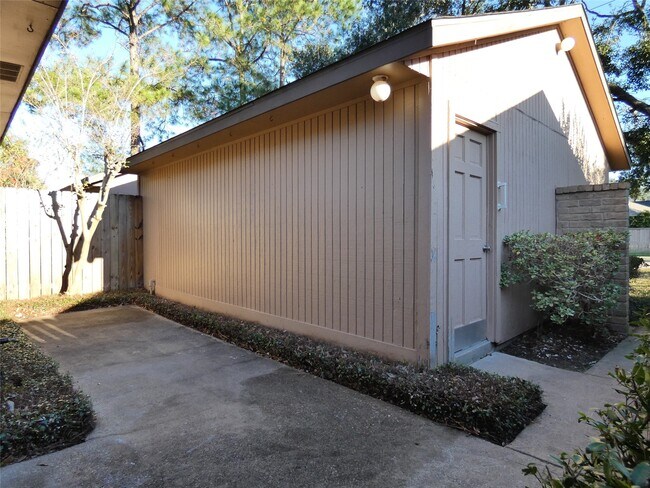 Building Photo - 610 Golfview Dr