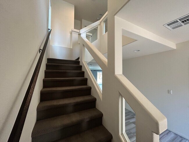 Building Photo - Great curb appeal