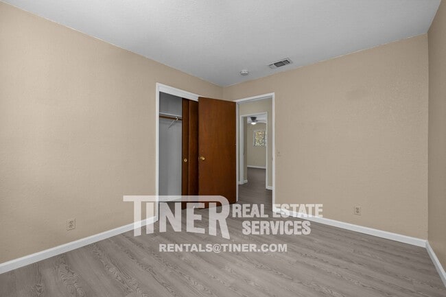 Building Photo - Darling 3 Bedroom Near Downtown - Location...