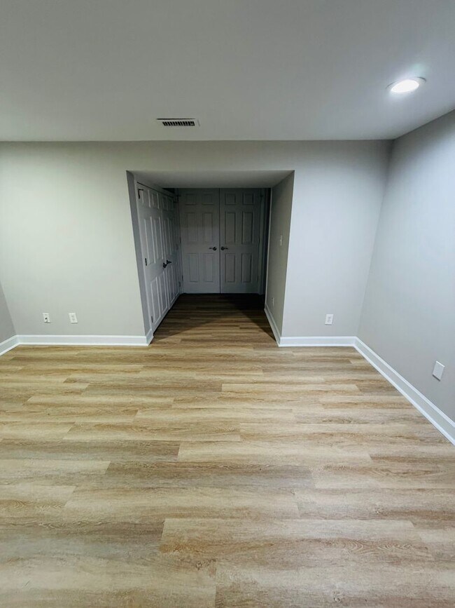 Building Photo - 1917 Wareham Rd