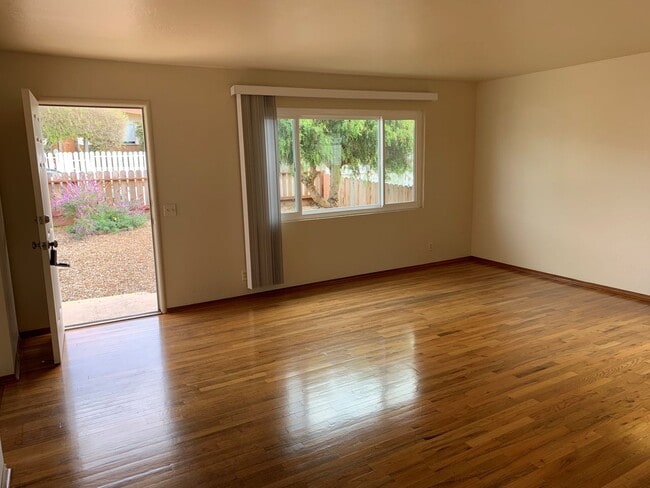 Building Photo - Great 3 Bedroom 1 and 1/2 Bath House in Se...