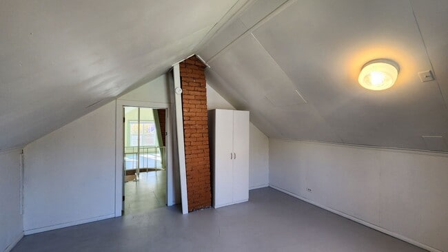 Building Photo - Charming House Near Providence