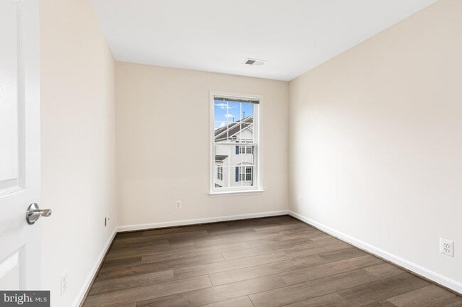 Building Photo - 5036 Greenhouse Terrace