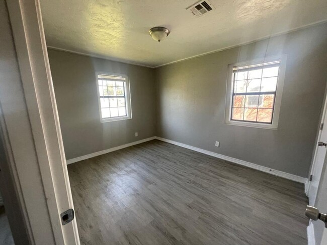 Building Photo - ADORABLE 2 BEDROOM DUPLEX FOR LEASE
