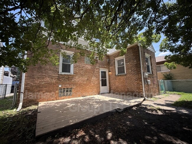 Building Photo - 666 Greenbay Ave