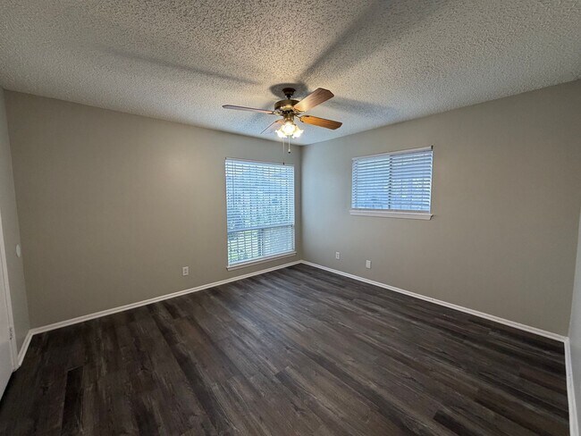 Building Photo - Lovely Single Story 3 Bedroom 2 Bath w/ easy access to Lackland AFB, Sea World, & Shopping